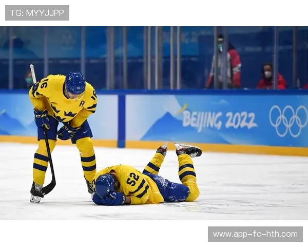 冰球比赛一队全体摔倒成搞笑集锦